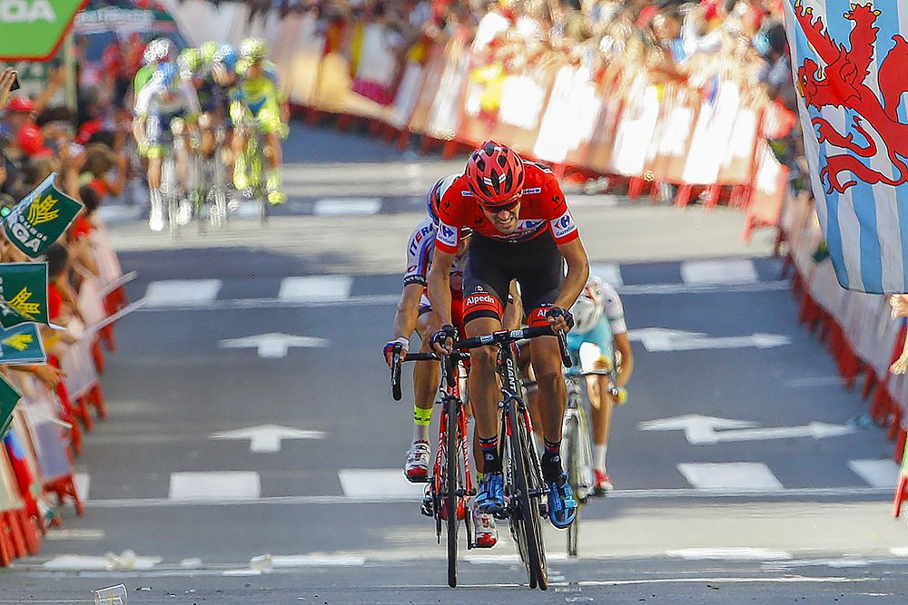 Tom Dumoulin takes a few seconds on Aru on stage 19