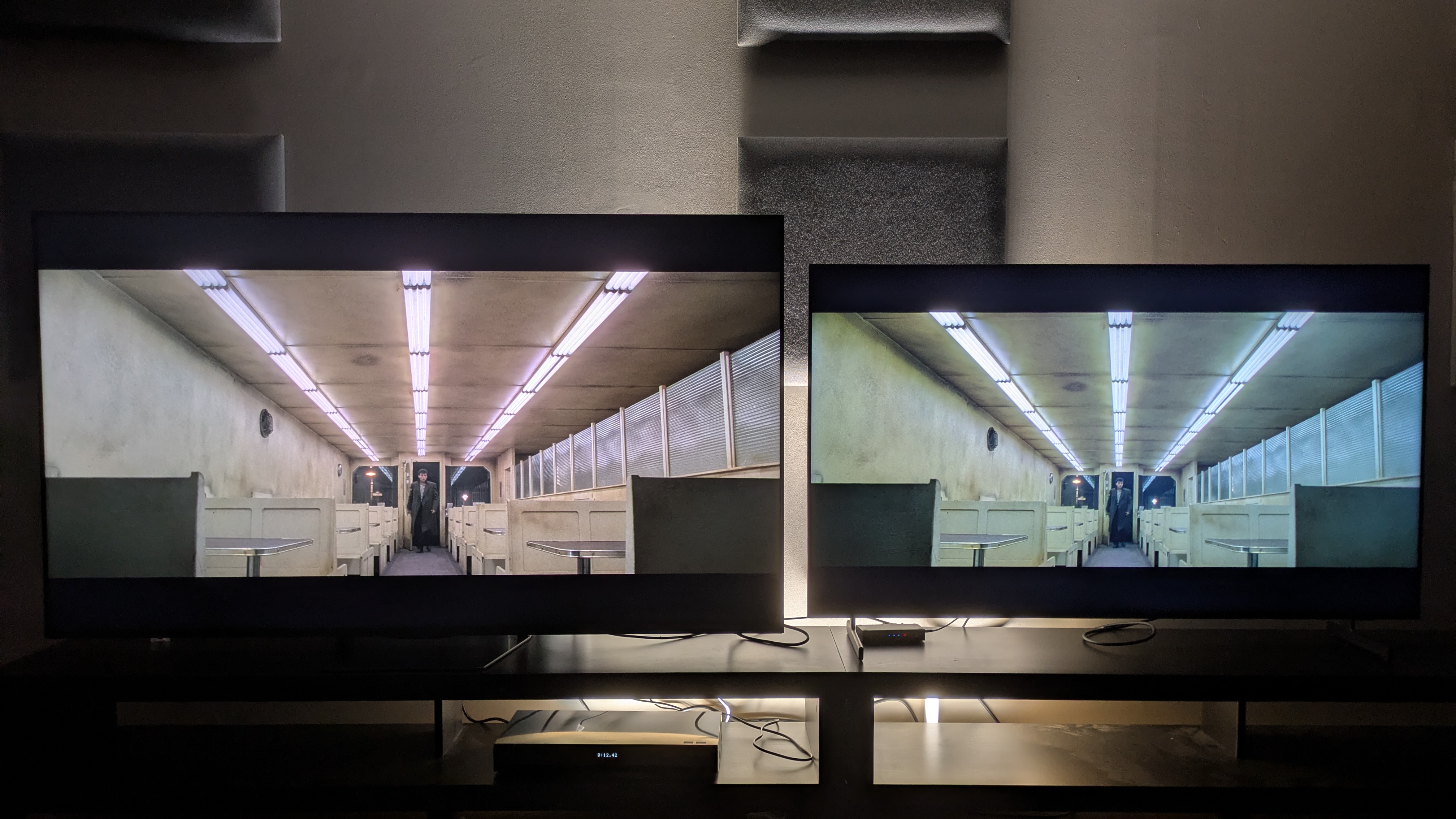 Automat Form Dark City のオーバーヘッド ライトを示す Hisense UR8 (左) と Samsung QN80H (右)。どちらのテレビも十分な明るさ​​を示していますが、UR8 の方がわずかに明るいです。