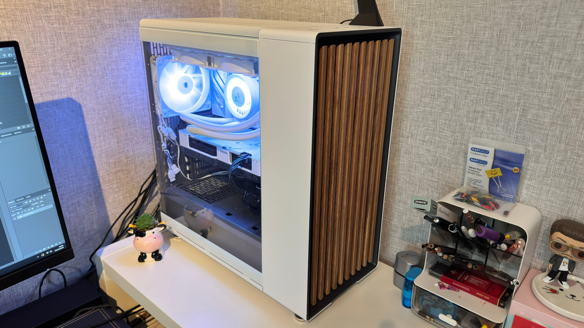 A photo of a Fractal Design North PC case, with the internal components clearly visible through the glass side panel.