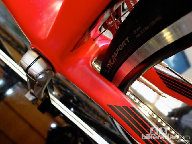 The SLR02 retains the frame design of the SLR01, including asymmetric chain stays