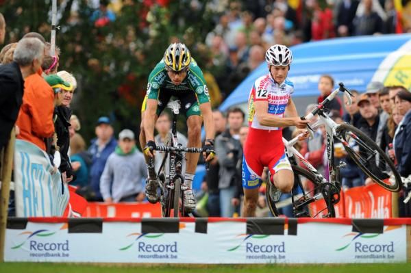 Sven Nys and Kevin Pauwels opt for different techniques to cross the barriers.