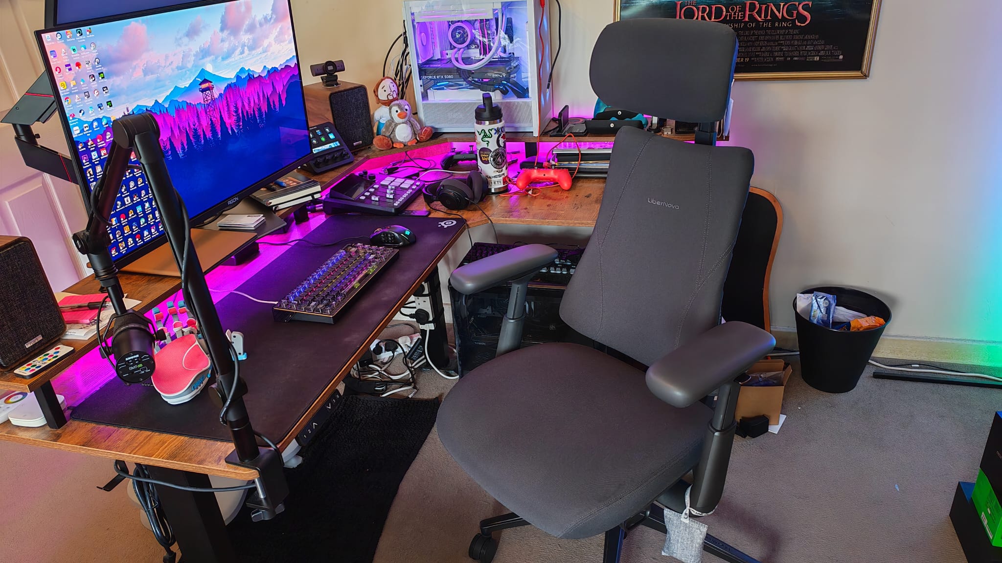 A LiberNovo Omni Pro at a gaming desk