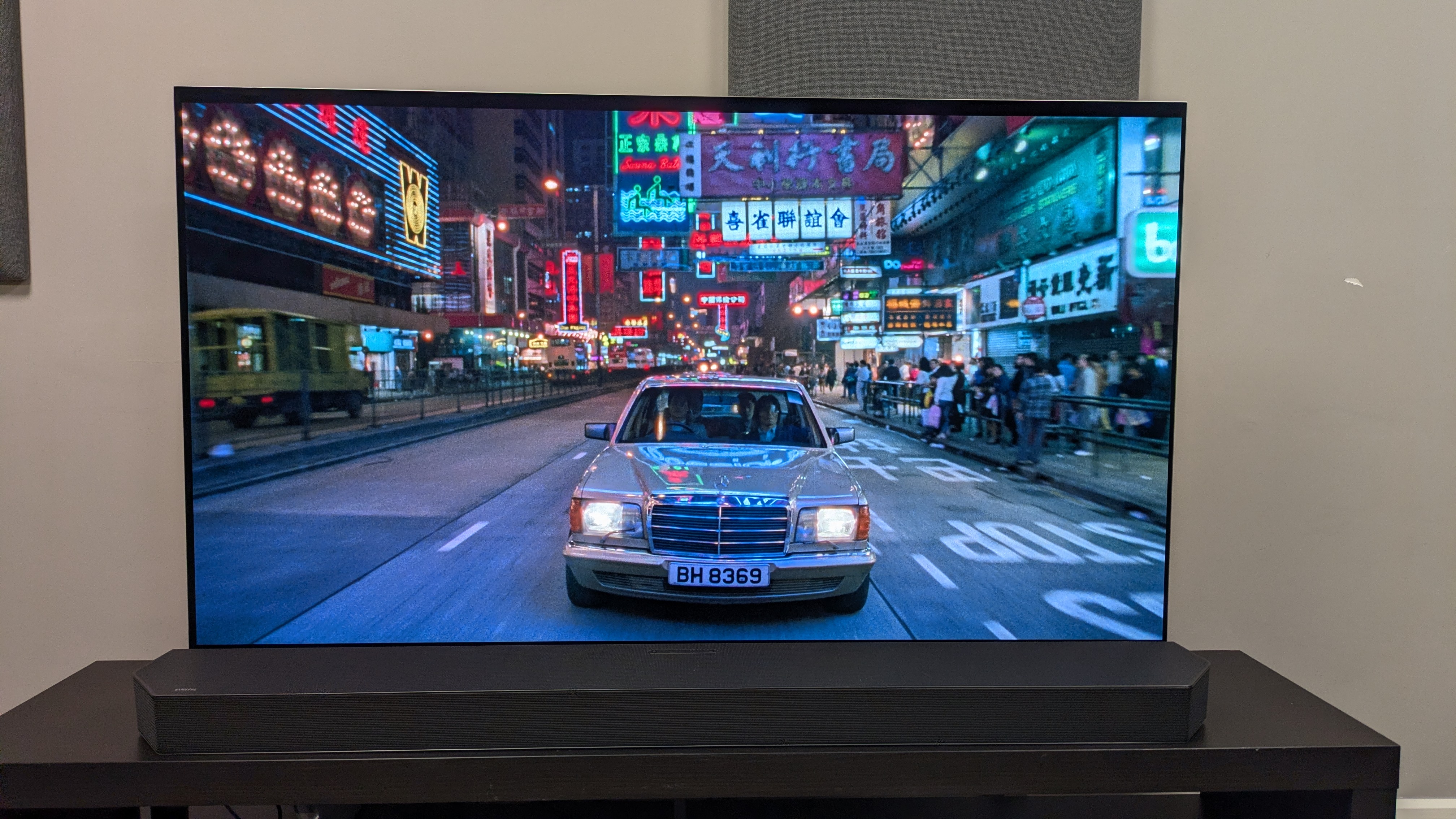 Hard Boiled 4K Blu-ray en LG G6, coche conduciendo por las calles de Hong Kong