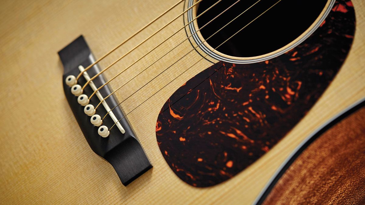 ￼The Junior may be a bit smaller than a Dreadnought, but it has full-size string spacing