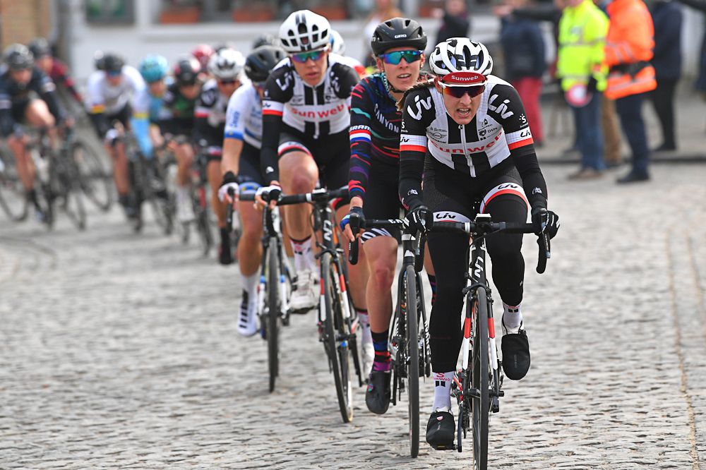 Lucinda Brand leads Hannah Barnes over the cobbles