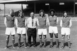 24th August 1973: Arsenal new boys David Price, Brian Hornsby, manager Bertie Mee (1918 - 2001), Brian Chambers, Brendan Batson and Liam Brady (Photo by Evening Standard/Getty Images)