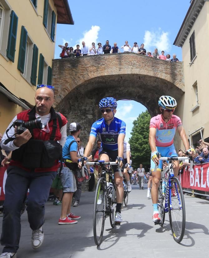Mountains leader Giovanni Visconti and GC leader Vincenzo Nibali make their way to the start liine