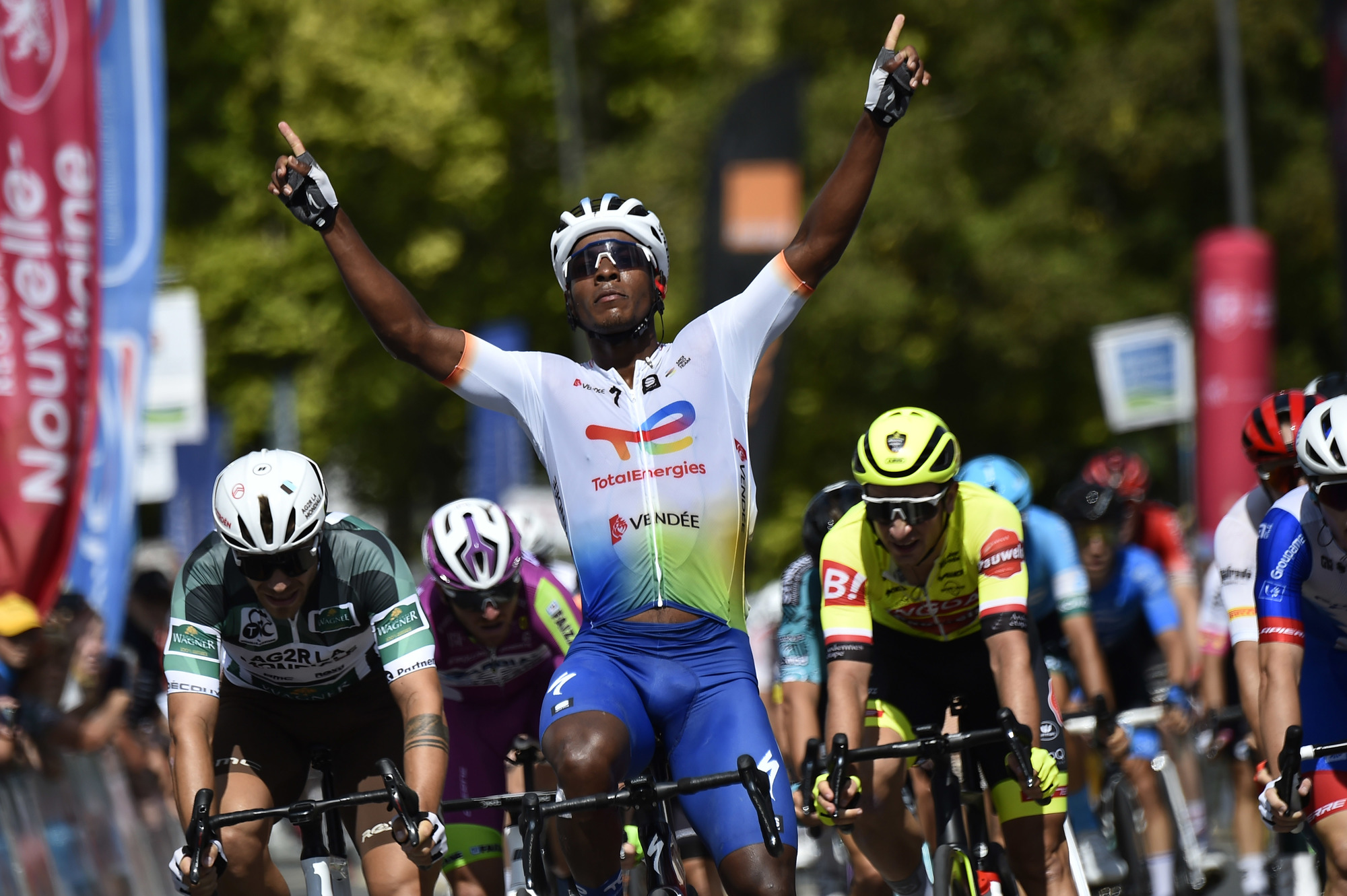 Tour Poitou - Charentes en Nouvelle Aquitaine 2022 - 36th edition - 4th stage Mansle - Poitiers 185,1 km - 26/08/2022 - Lorrenzo Manzin (FRA - Totalenergies) - Benjamin Thomas (FRA - Cofidis) - photo Tommaso Pelagalli/SprintCyclingAgency©2022