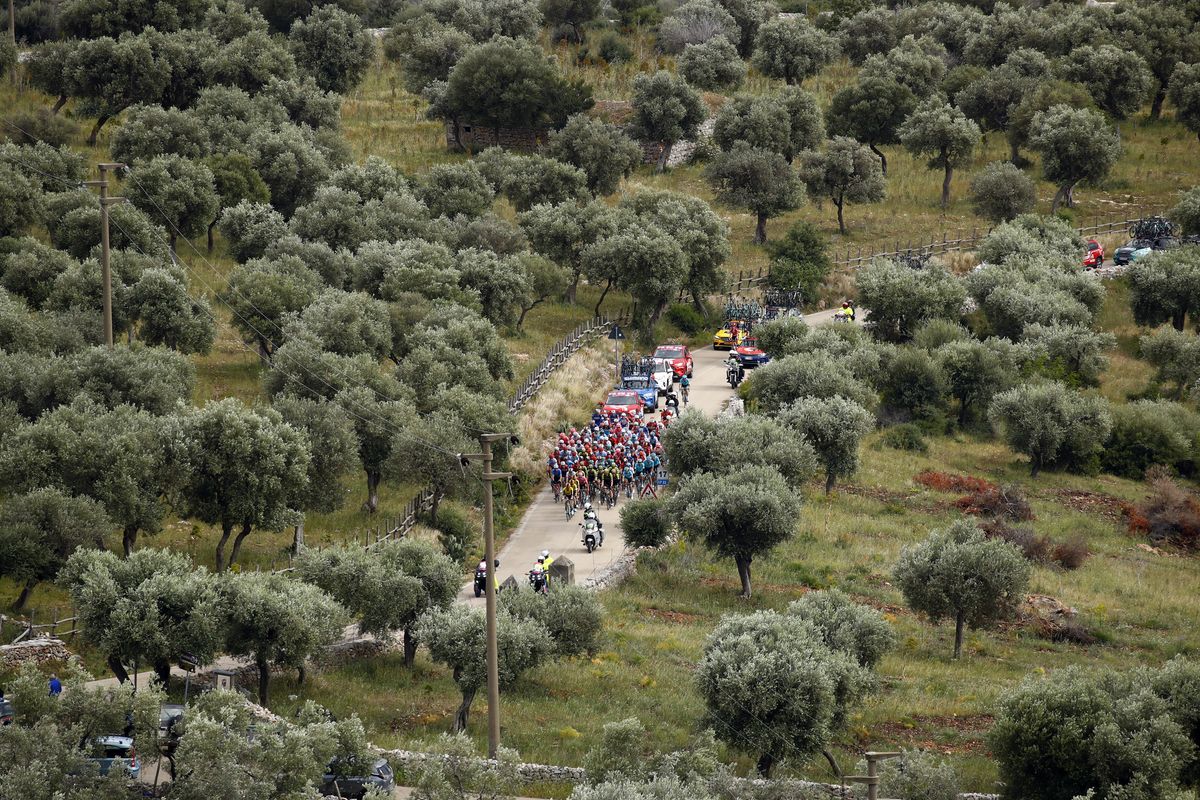 The peloton passing through the Italian countryside