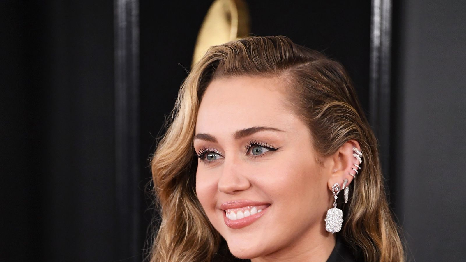 Miley Cyrus' Hair Is Now Styled into a Lob for the 2019 Met Gala ...