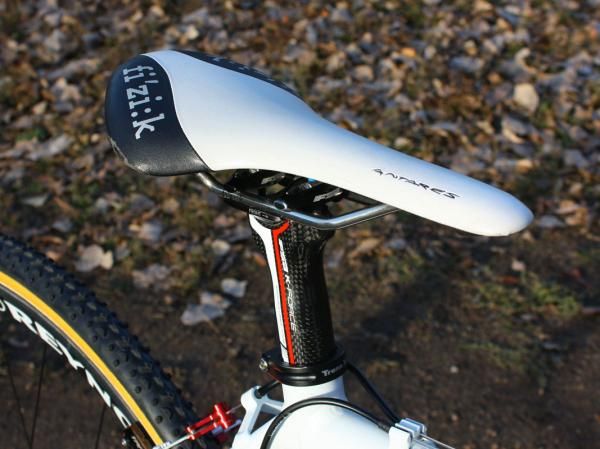 The FSA K-Force SB0 carbon post is presumably cut to length and is topped with a fi'zi:k Antares saddle.