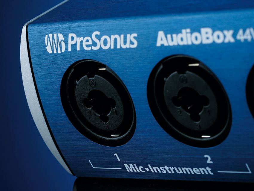 The four front-mounted XLR/jack combi sockets give maximum flexibility.