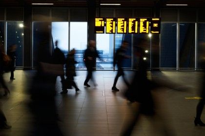 Shooting at 1/6sec has recorded the moving commuters as a blur, but the SteadyShot stabilisation system has enabled the surroundings to be recorded acceptably sharp