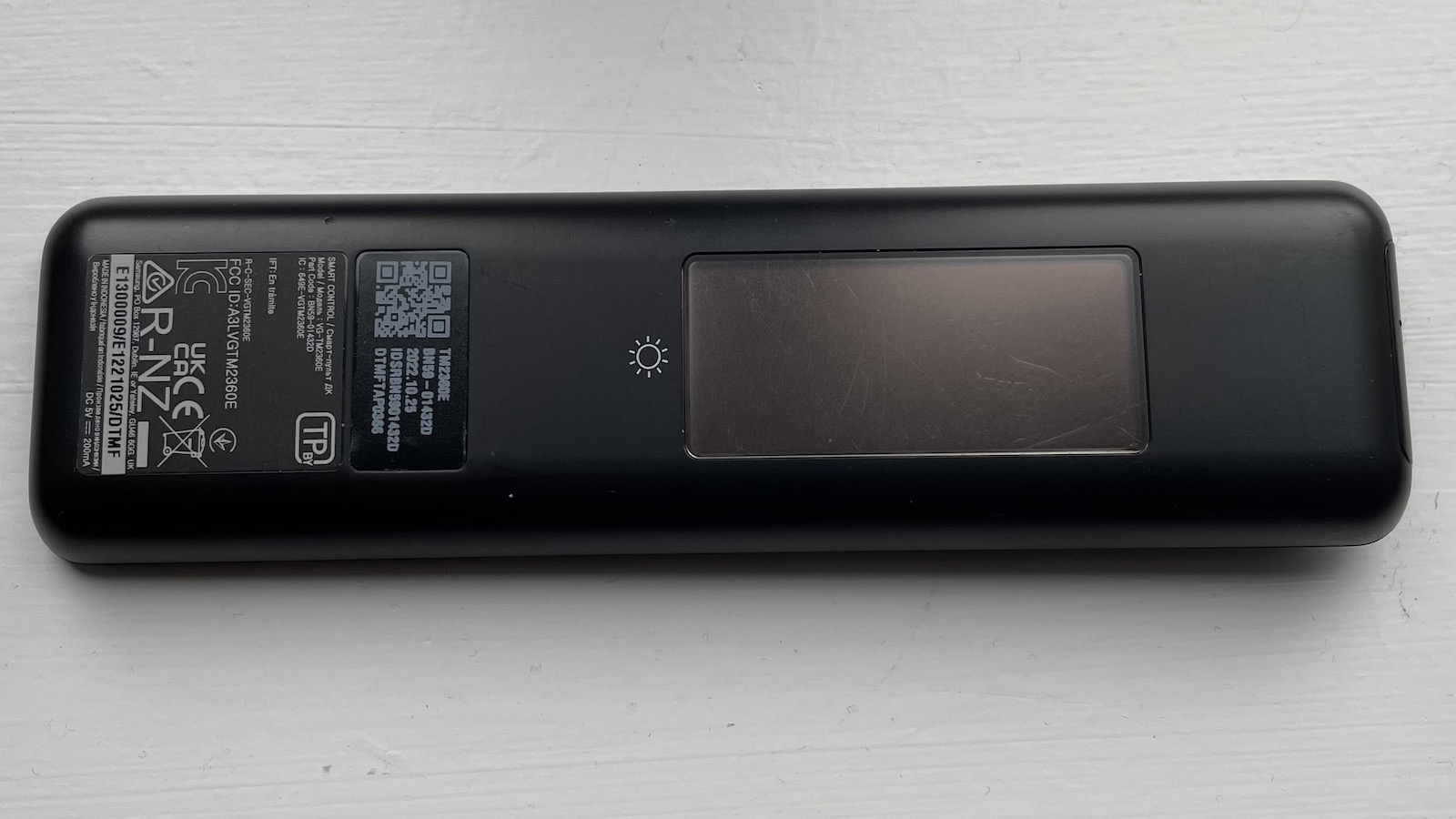 Samsung S95C OLED TV télécommande solaire panneau arrière