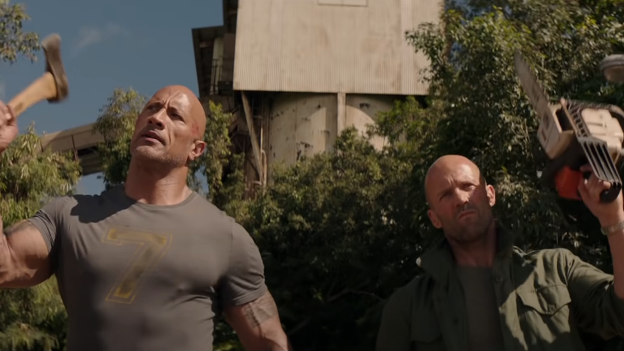 Dwayne Johnson y Jason Statham caminando hacia la batalla con armas en Fast & Furious Presents: Hobbs and Shaw.