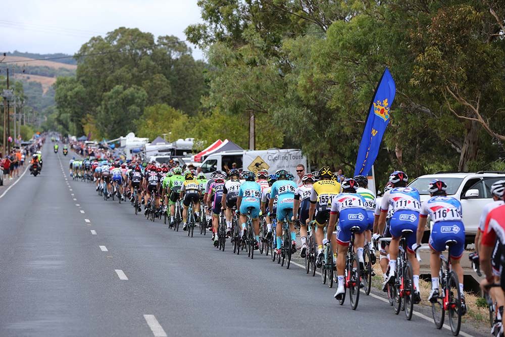 The peloton was often lined out in pursuit