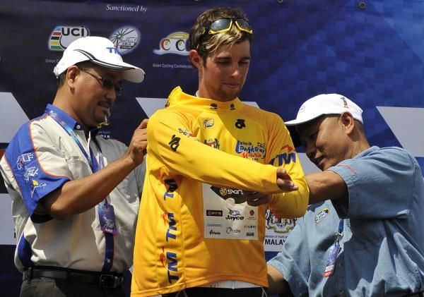 Michael Matthews (Australia) from Jayco-Skins (middle) grabbed the first Yellow Jersey of the race TDL 2010.