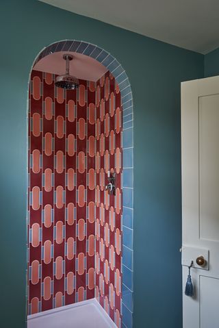 Shower nook with patterned tile