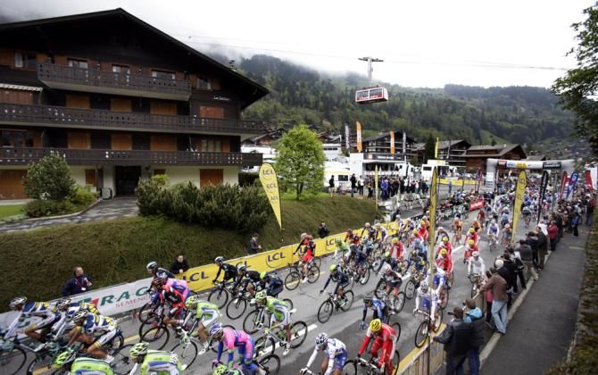 The peloton roll out for stage 1