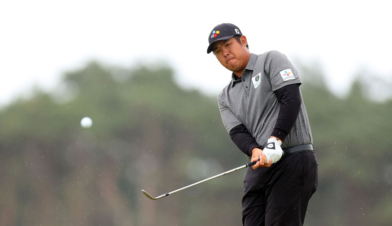 Byeong Hun An hits a chip shot at the Scottish Open