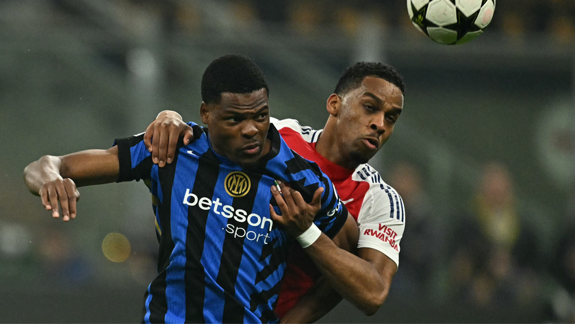 Inter Milan's Dutch defender #02 Denzel Dumfries (L) fights for the ball with Arsenal's Dutch defender #12 Jurrien Timber during the UEFA Champions League football match between Inter Milan and Arsenal at the San Siro stadium in Milan on November 6, 2024.