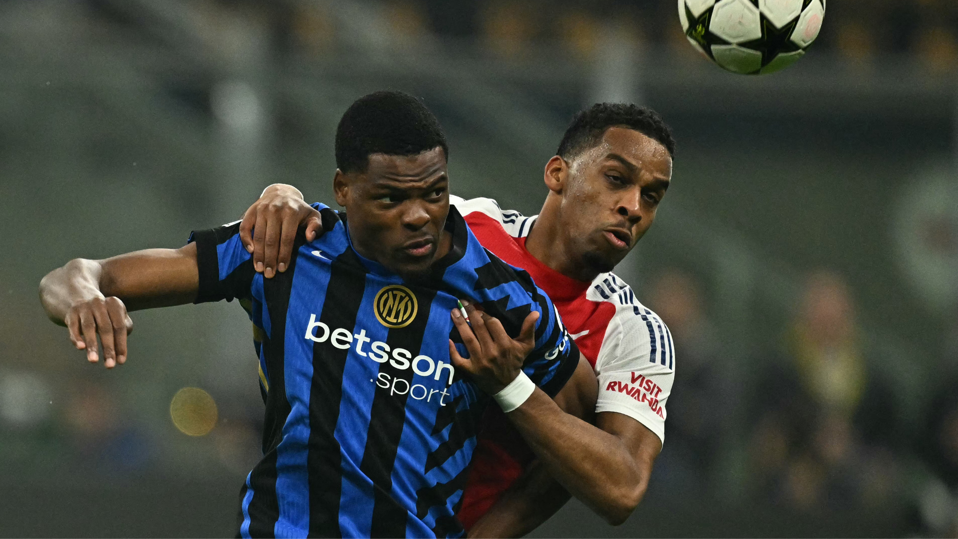 Inter Milan's Dutch defender #02 Denzel Dumfries (L) fights for the ball with Arsenal's Dutch defender #12 Jurrien Timber during the UEFA Champions League football match between Inter Milan and Arsenal at the San Siro stadium in Milan on November 6, 2024.