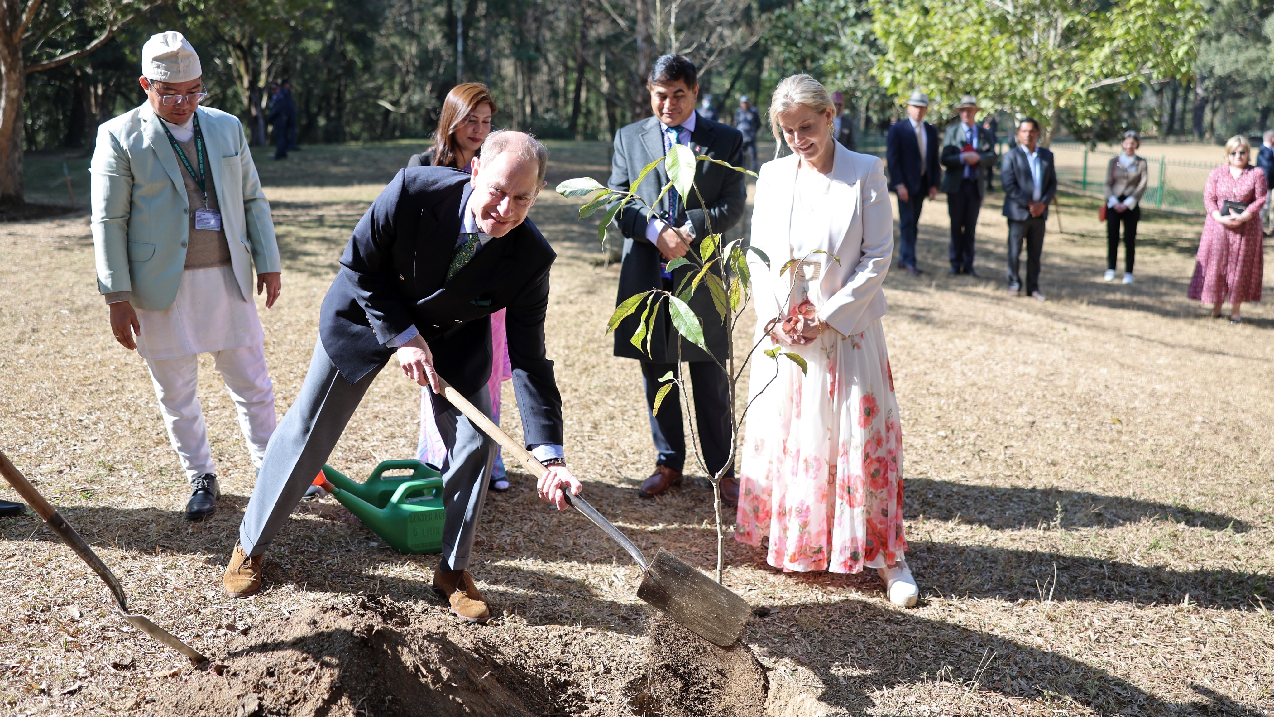 Prince Edward zasadí strom, zatímco vévodkyně Sophie sleduje, jak navštěvují národní botanickou zahradu během oficiální návštěvy Nepálu 6. února 2025