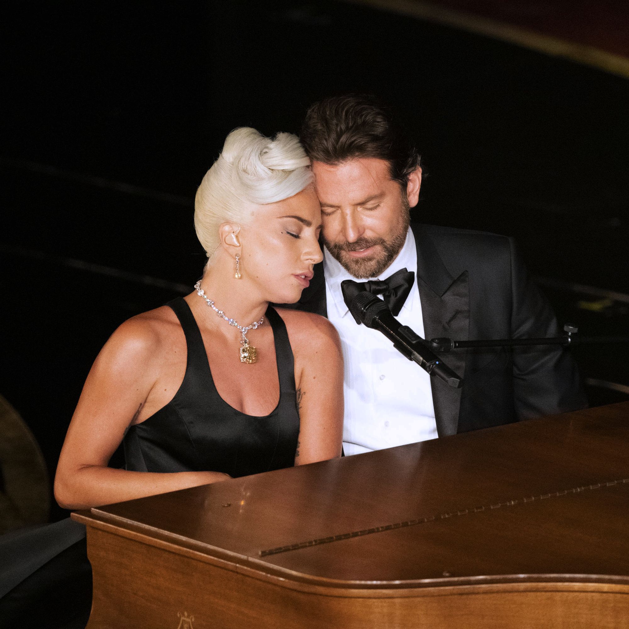 2000px x 2000px - Did Bradley Cooper and Lady Gaga Kiss At The Oscars? â€” Bradley Cooper Lady  Gaga Oscars Performance | Marie Claire