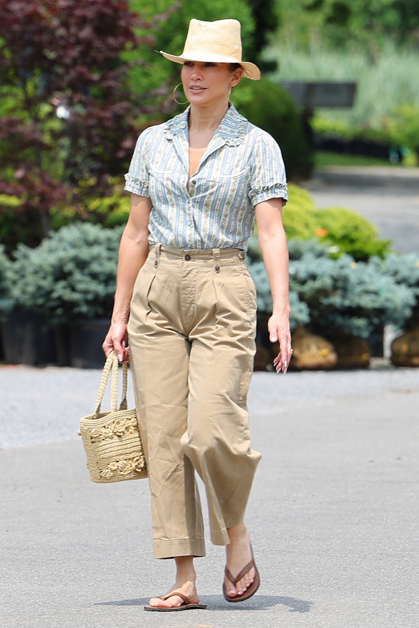 Jennifer Lopez wearing flip-flops on July 4th