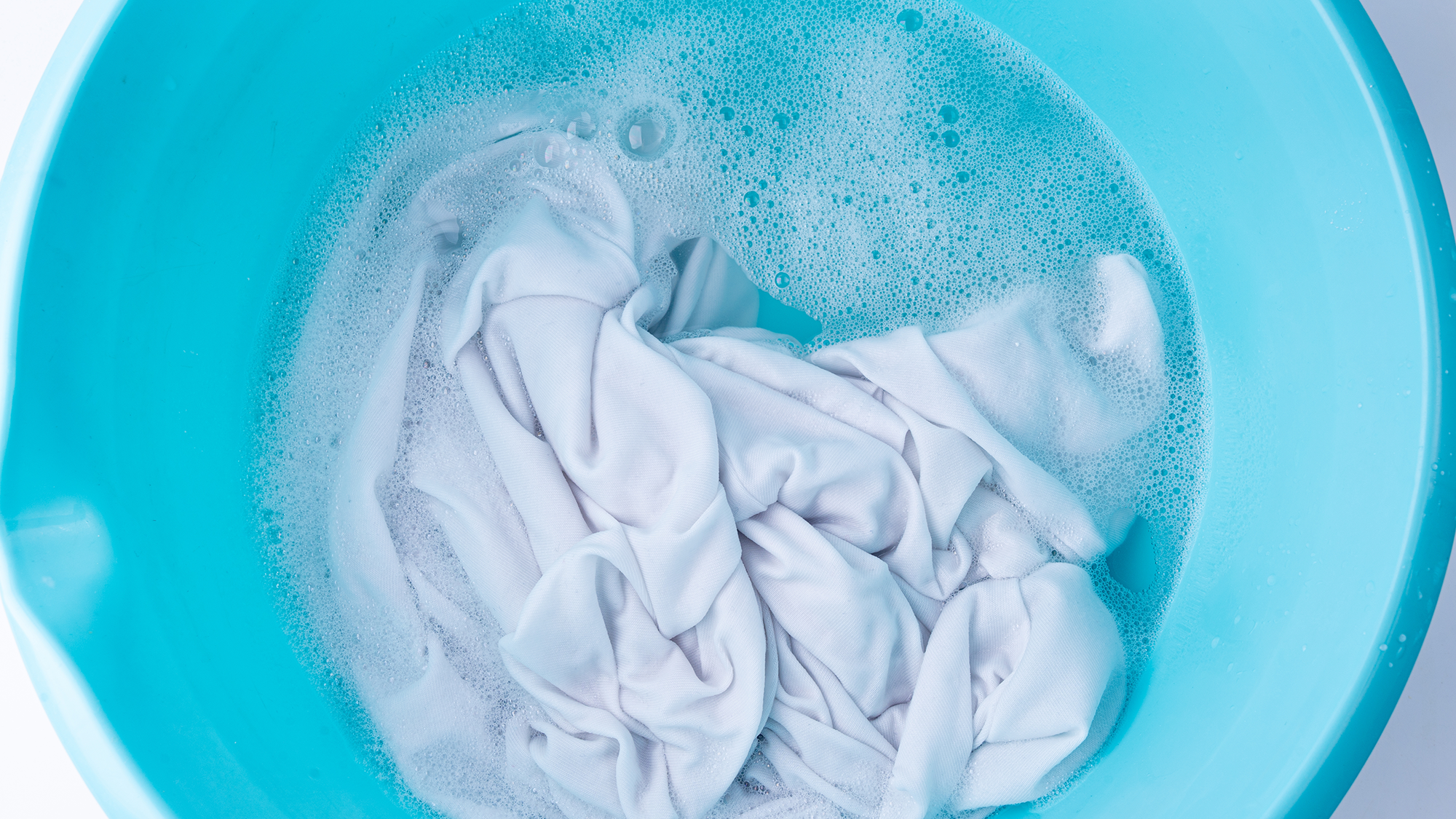 Soaking white laundry