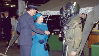 La Reine Elisabeth II en visite sur la base militaire de Laarbrugh le 23 novmbre 1990, Allemagne.