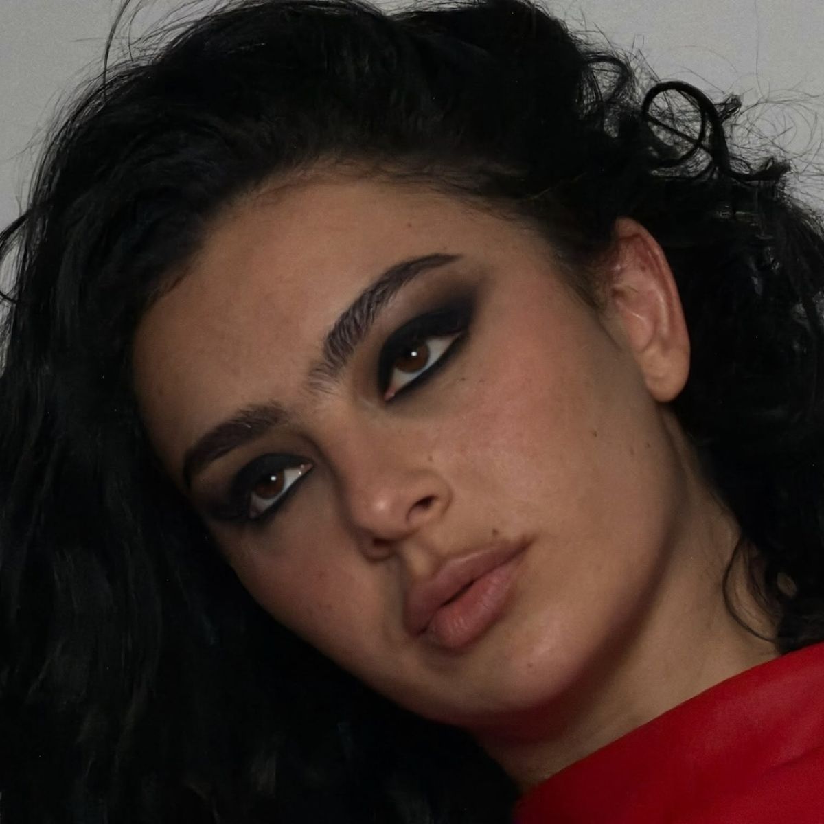 An image of Charli XCX with smoky eyes.
