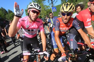 Tom Dumoulin discusses the stage with Vincenzo Nibali