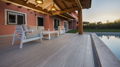 Low maintenance patio with Neolith Strata Argentum