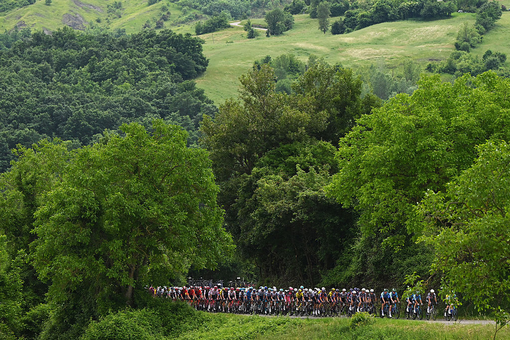 VIADANA ITALY MAY 22 A general view of the peloton competing during the 108th Giro dItalia 2025 Stage 12 a 172km stage from Modena to Viadana OglioPo UCIWT on May 22 2025 in Viadana Italy Photo by Dario BelingheriGetty Images