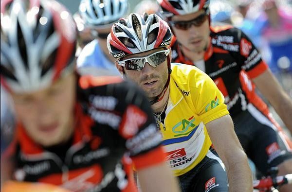 Alejandro Valverde (Caisse d'Epargne) well protected by his team-mates.