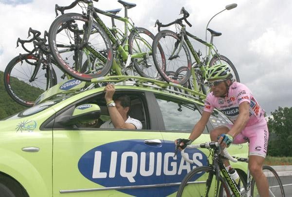 Di Luca at the team car unlike most leaders, Danilo likes to visit the car himself.