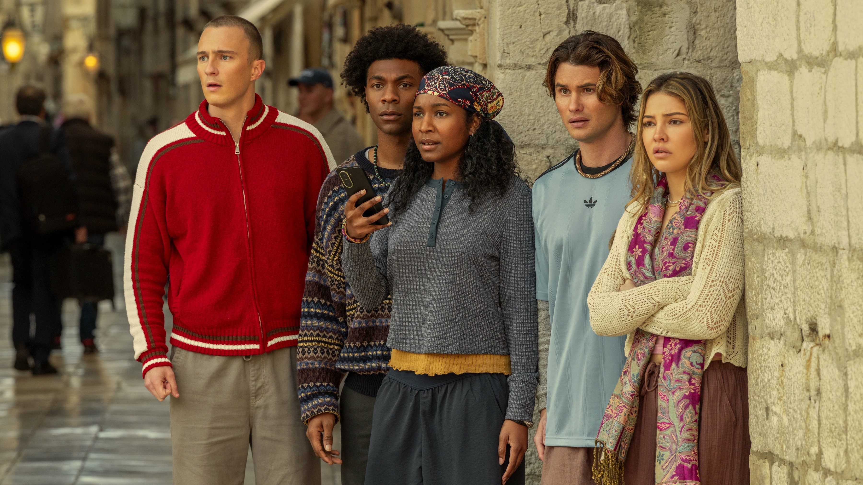 (L to R) Drew Starkey as Rafe, Jonathan Daviss as Pope, Carlacia Grant as Cleo, Chase Stokes as John B, and Madelyn Cline as Sarah Cameron looking shocked at something.
