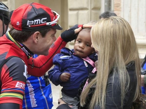 Cadel Evans and his family at the start of stage 6