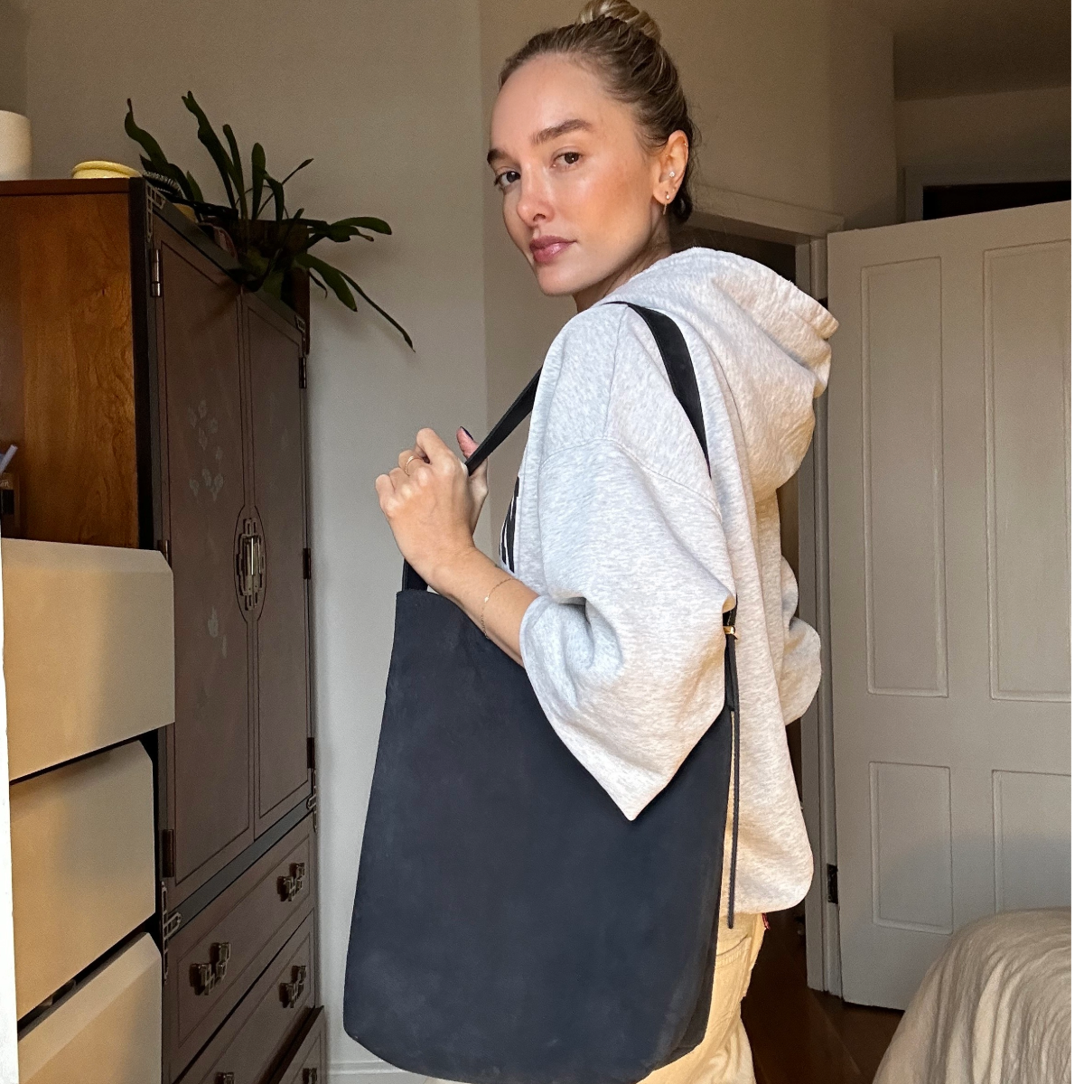 Beauty Director Hannah Baxter tests the Madewell Essential Medium Bucket Tote