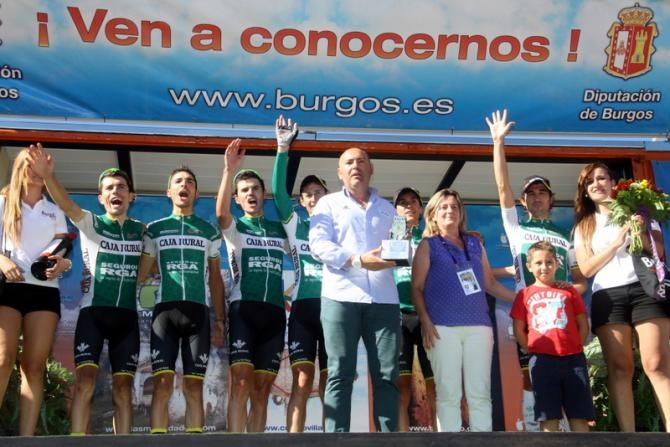 Caja Rural won the Team GC. The man standing undaunted before the riders is the DS Jaime Garz&oacute;n.