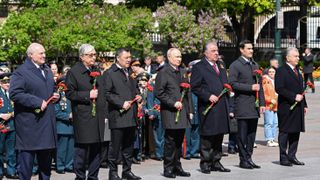 Putin and the leaders of the Commonwealth of Independent States (CIS) lay flowers to the Eternal Flame at the Tomb of the Unknown Soldier by the Kremlin Wall