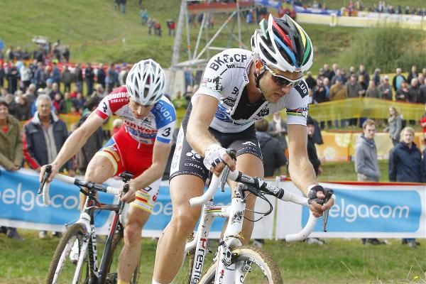 Niels Albert (BKCP-Powerplus) pushes Kevin Pauwels (Sunweb-Revor) to the limit