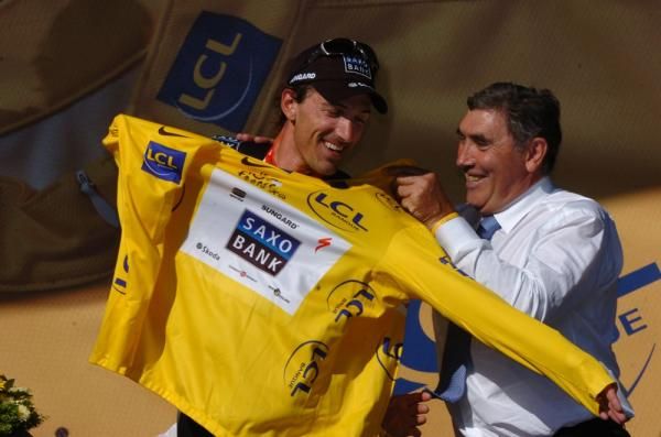 Fabian Cancellara (Saxo Bank) gets some help from Eddy Merckx