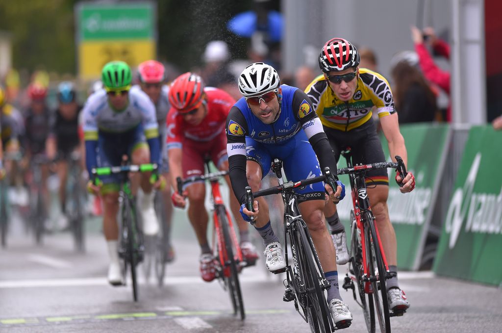Maximiliano Richeze wins the sprint from the chase group at three seconds