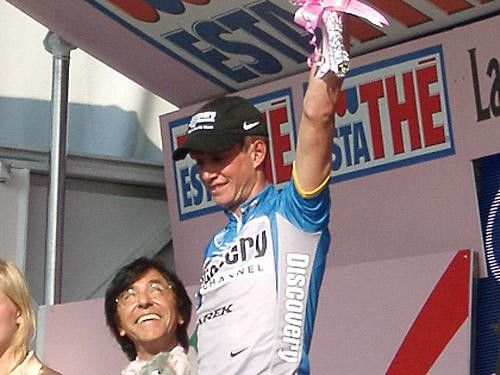 Paolo Savoldelli salutes from the podium after winning stage 1