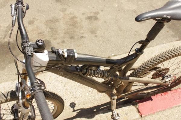Weir had two 16g C02 cartridges taped to his top tube.