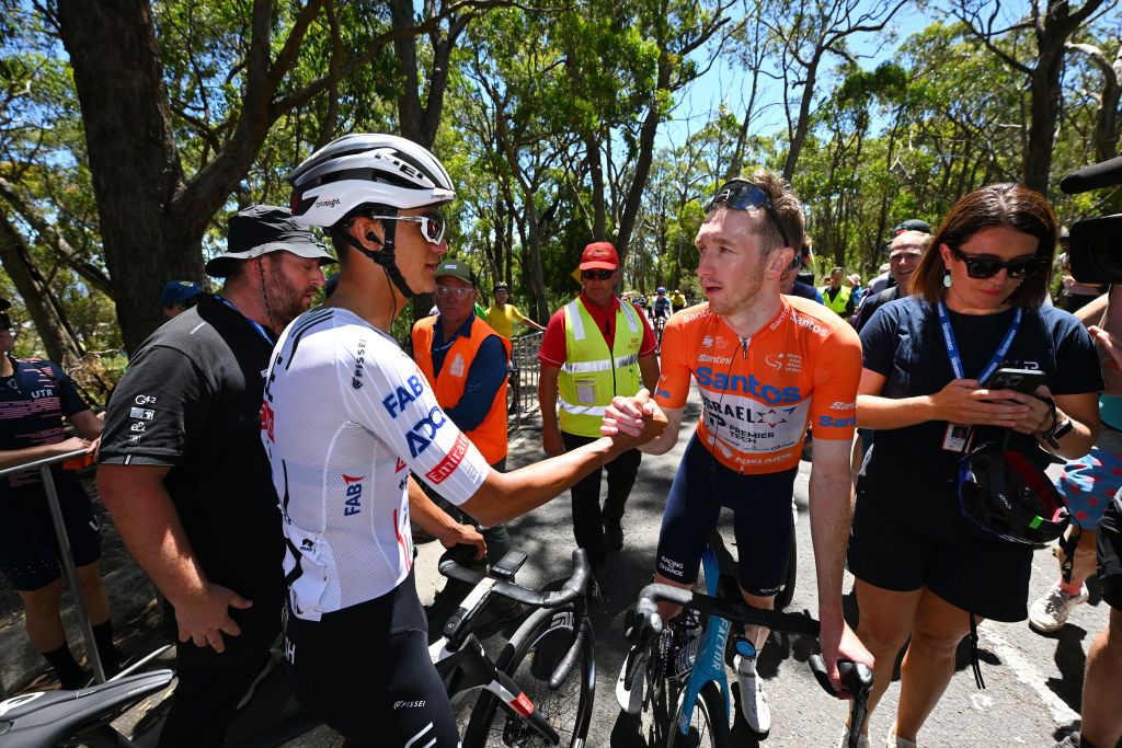 Handshake between Isaac Del Toro (UAE Team Emirates) and Stephen Williams (Israel-Premier Tech)