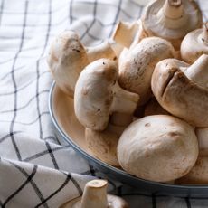 A bowl of chestnut mushrooms