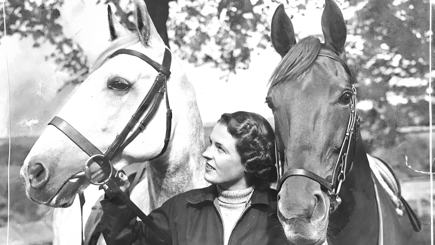 HAH305.legendsTosca.at_home_in_miserden_glos_with_tosca_and_prince_hal_1953fox_photos_ti_archive.jpg